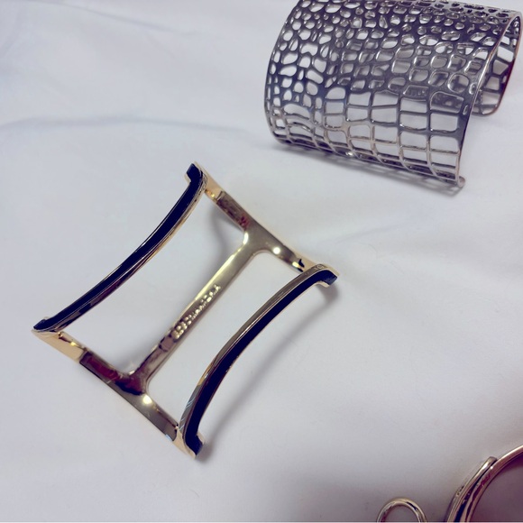 BCBGMAXAZRIA
PRE-OWNED BUNDLE | 4 x BCBG + 1 FREE unbranded (Faux-Leather Bow) - Picture 7 of 7